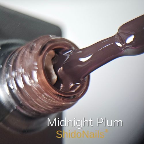 Close-up van de ShidoNails gellak flesopening en het penseel in de kleur midnight plum, een diep donker bruine tint.