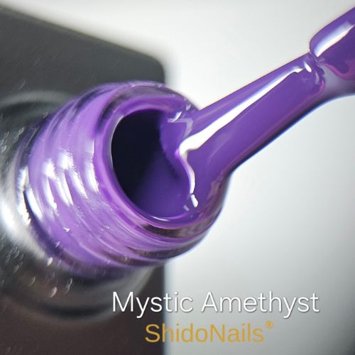 Close-up van de ShidoNails gellak flesopening en het penseel in de kleur Mystic amethyst, een diep paarse tint.