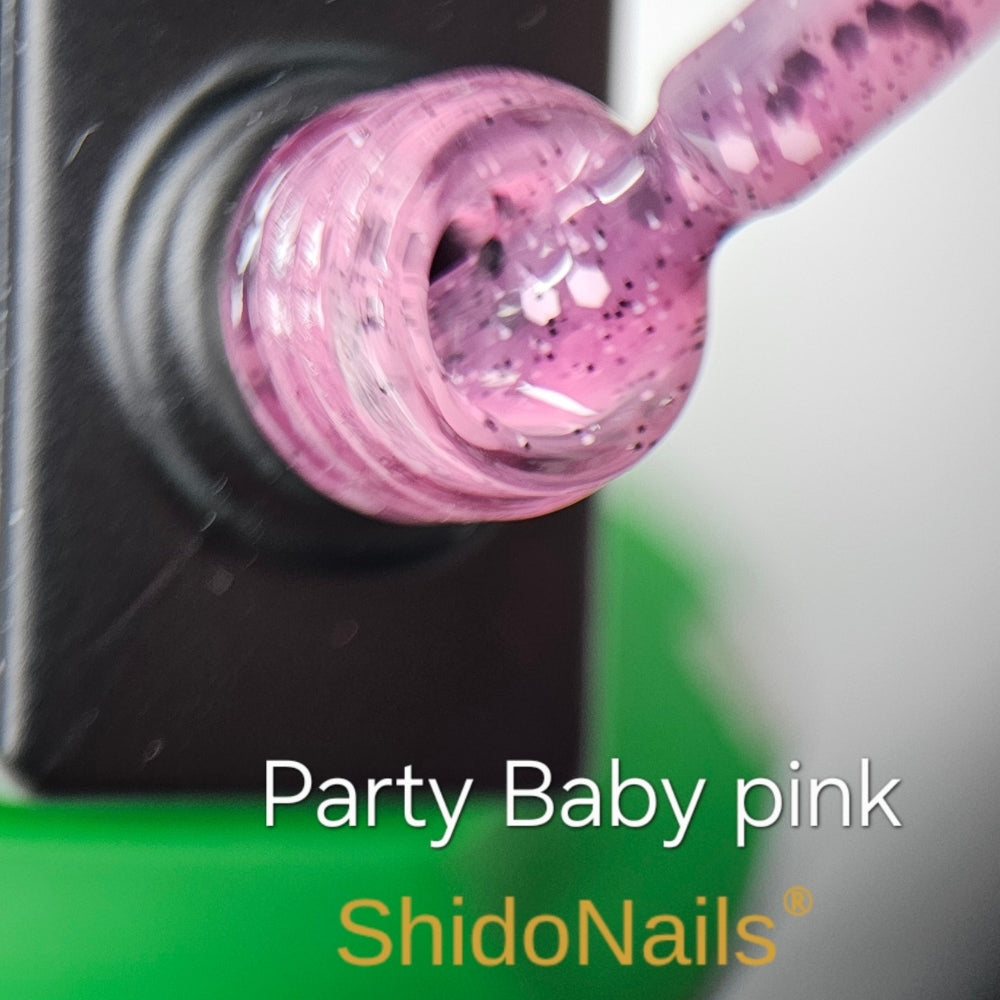 Detailopname van de ShidoNails Party Baby pink gellak met zichtbare glitters op het penseel en in de flacon.