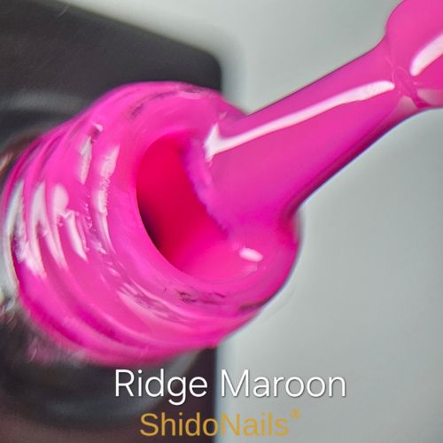 Close-up van de ShidoNails gellak flesopening en het penseel in de kleur Ridge maroon, een fuchsia roze tint.