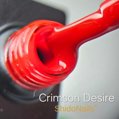 Close-up van de ShidoNails gellak flesopening en het penseel in de kleur Crimson desire, een warm rode tint.