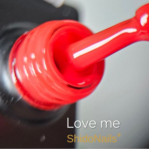 Close-up van de ShidoNails gellak flesopening en het penseel in de kleur love me, een felle rode tint.