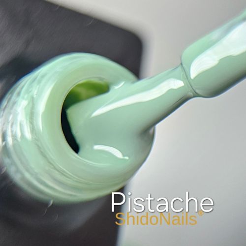 Close-up van de ShidoNails gellak flesopening en het penseel in de kleur Pistage, een saligroene tint.