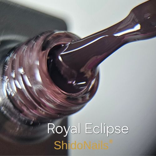 Close-up van de ShidoNails gellak flesopening en het penseel in de kleur Royal eclipse, een hele donker bruine tint.