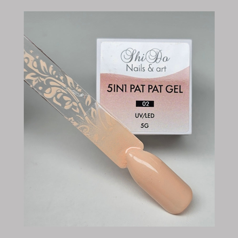 perzik nude pat pat gel nummer 02 met nagel swatch waarop dekking ombre en stempel design zichtbaar is