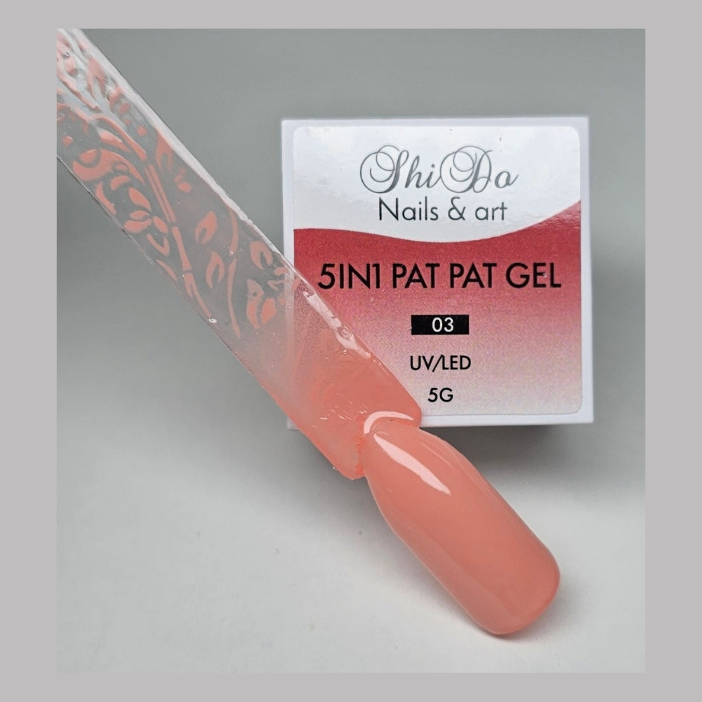 koraal pat pat gel nummer 03 met nagel swatch waarop dekking ombre en stempel design zichtbaar is