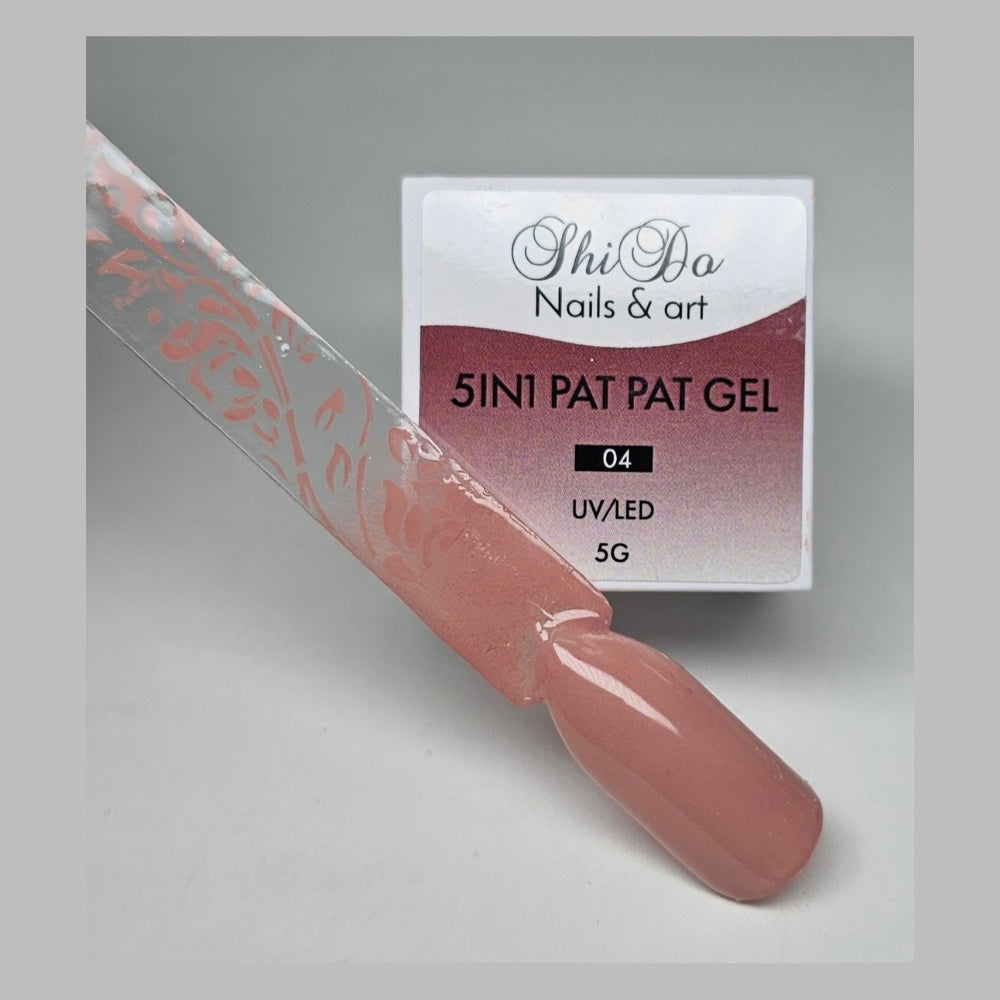 oud nude pat pat gel nummer 04 met nagel swatch waarop dekking ombre en stempel design zichtbaar is