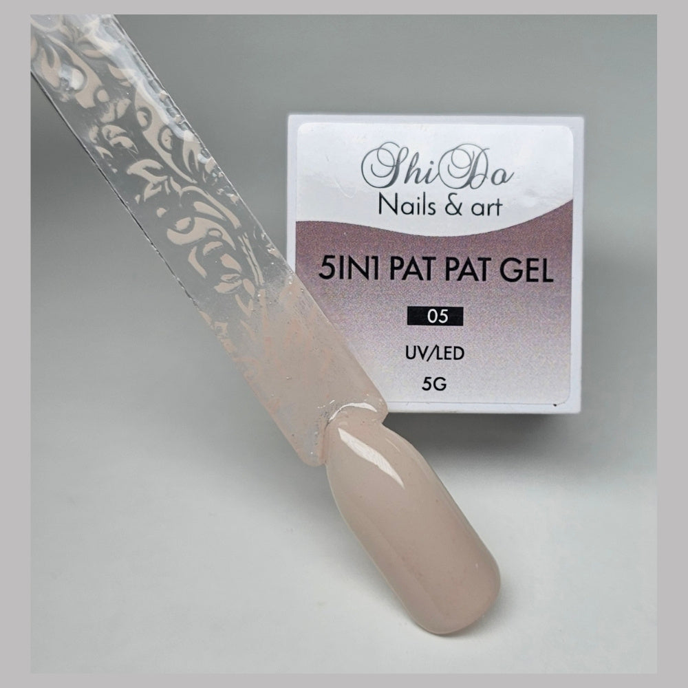 beige pat pat gel nummer 05 met nagel swatch waarop dekking ombre en stempel design zichtbaar is