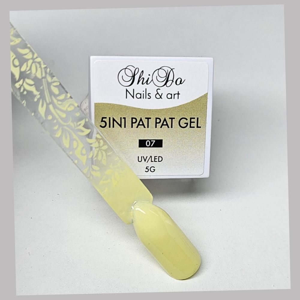 geel/ groen pat pat gel nummer 07 met nagel swatch waarop dekking ombre en stempel design zichtbaar is