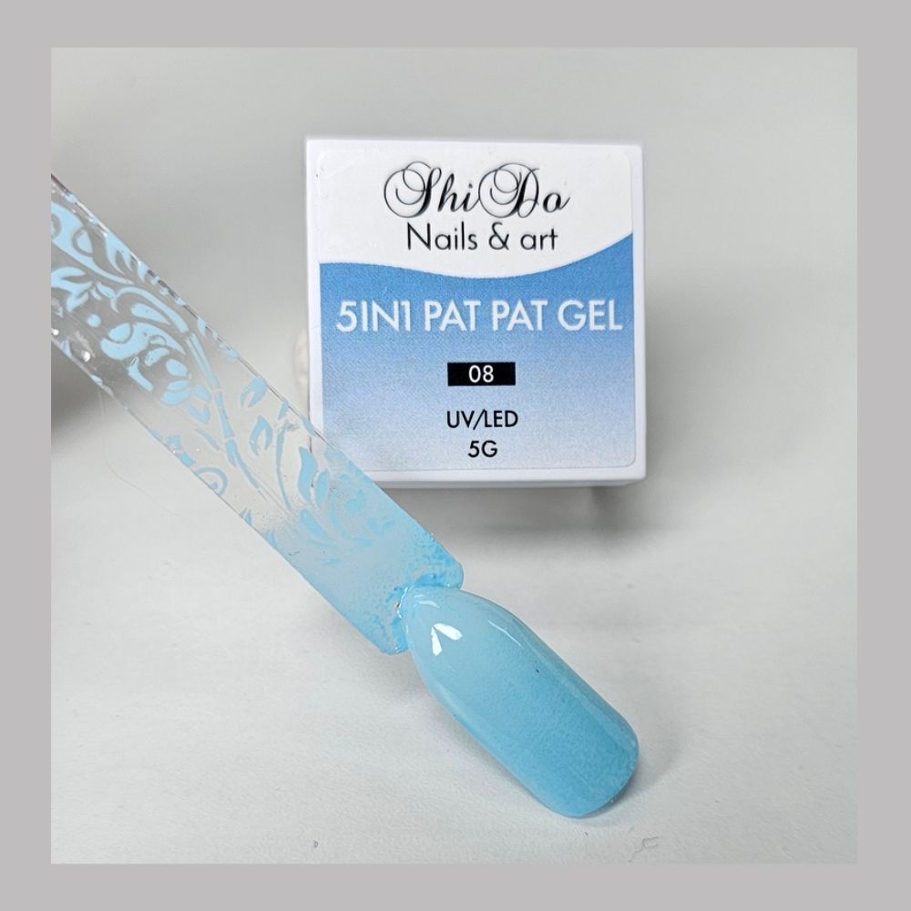 baby blauw pat pat gel nummer 08 met nagel swatch waarop dekking ombre en stempel design zichtbaar is