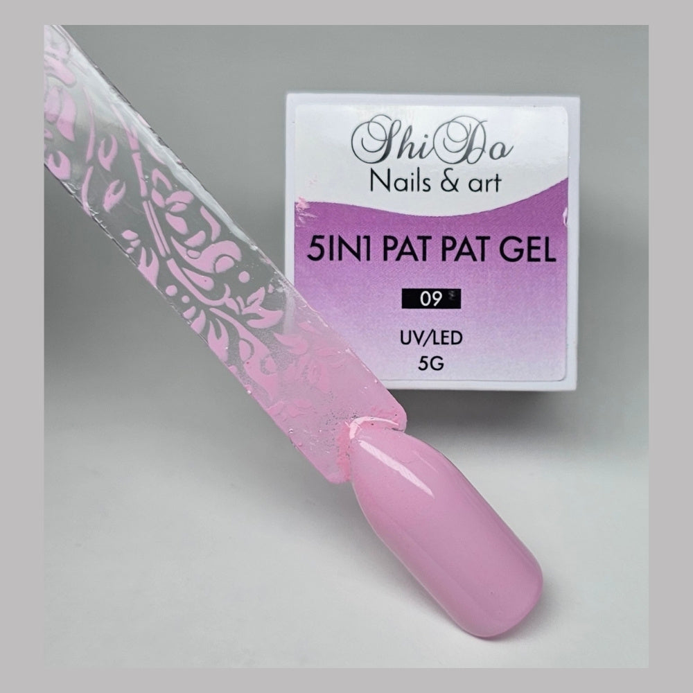 roze lila pat pat gel nummer 09 met nagel swatch waarop dekking ombre en stempel design zichtbaar is