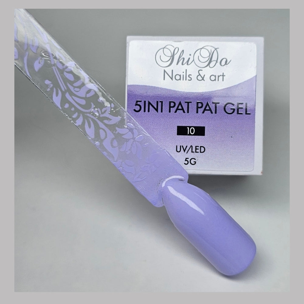 lila pat pat gel nummer 10 met nagel swatch waarop dekking ombre en stempel design zichtbaar is