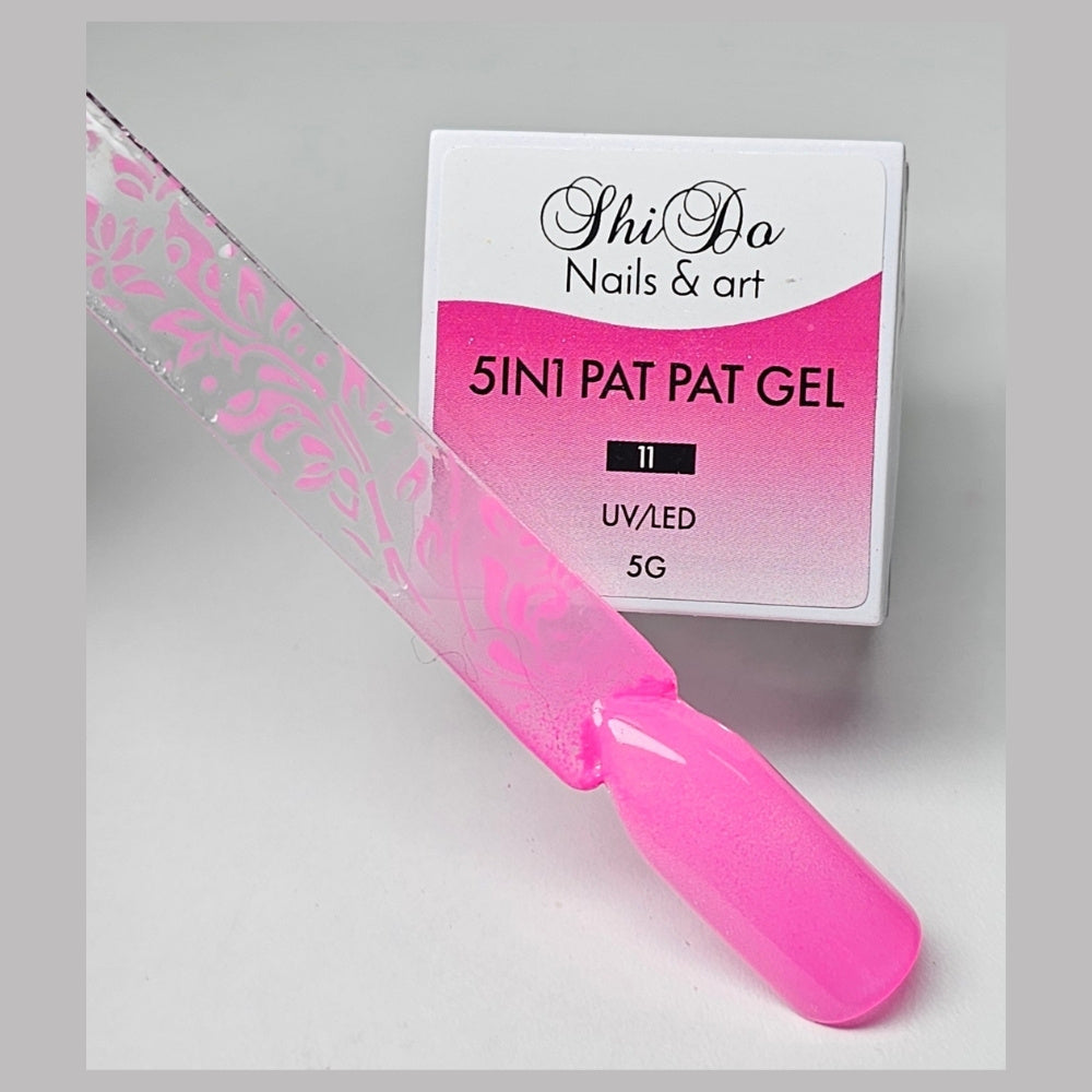 fel roze pat pat gel nummer 11 met nagel swatch waarop dekking ombre en stempel design zichtbaar is