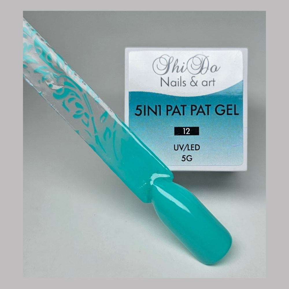 turquoise pat pat gel nummer 12 met nagel swatch waarop dekking ombre en stempel design zichtbaar is