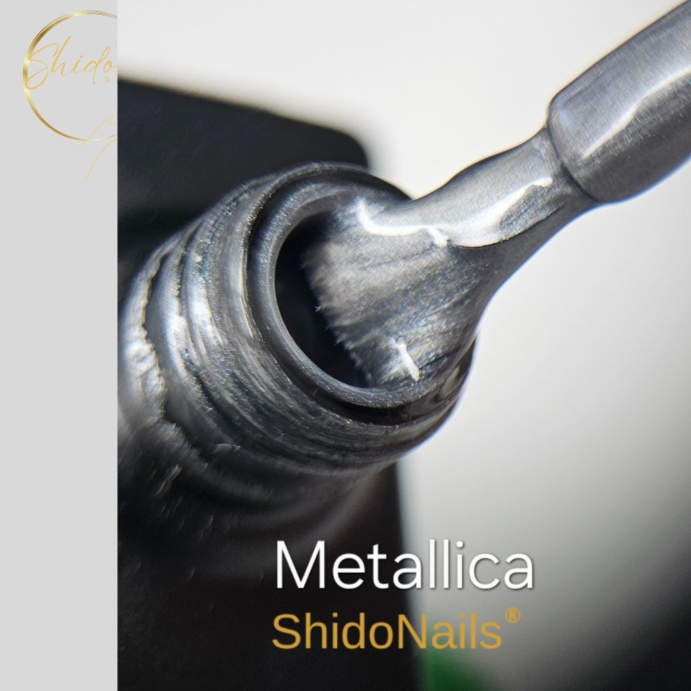 stoere, reflecterende metallic look van ShidoNails Metallica gellak; een vloeibare metaalglans die extra dimensie geeft aan elk needle-design.