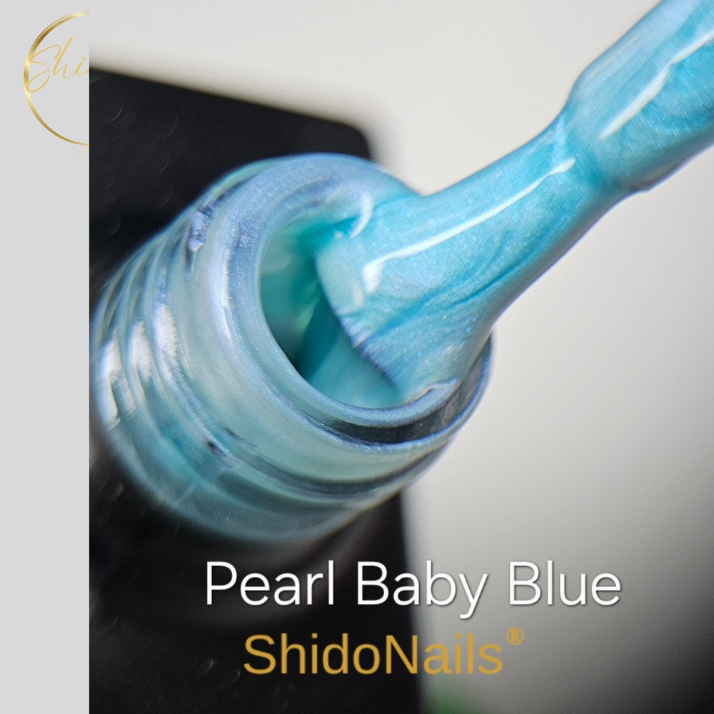 Inzoom op de glinsterende blauwe pigmenten van ShidoNails Pearl Baby Blue gellak; een soepele lak voor gedetailleerde designs met een needle.