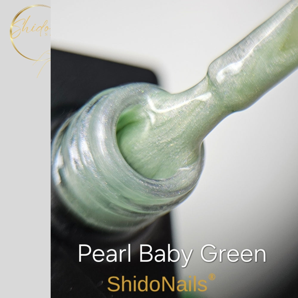 Detailweergave van ShidoNails Pearl Baby Green gellak; een frisse pastelgroene parelmoer lak die moeiteloos vloeit voor unieke nail art effecten.