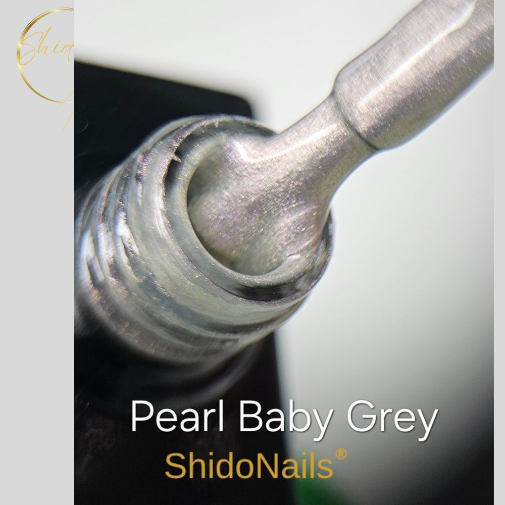 Close-up van de zilverachtige glans van ShidoNails Pearl Baby Grey gellak; de zijdezachte formule is ideaal voor het maken van fijne lijnen en swirls met een naald.