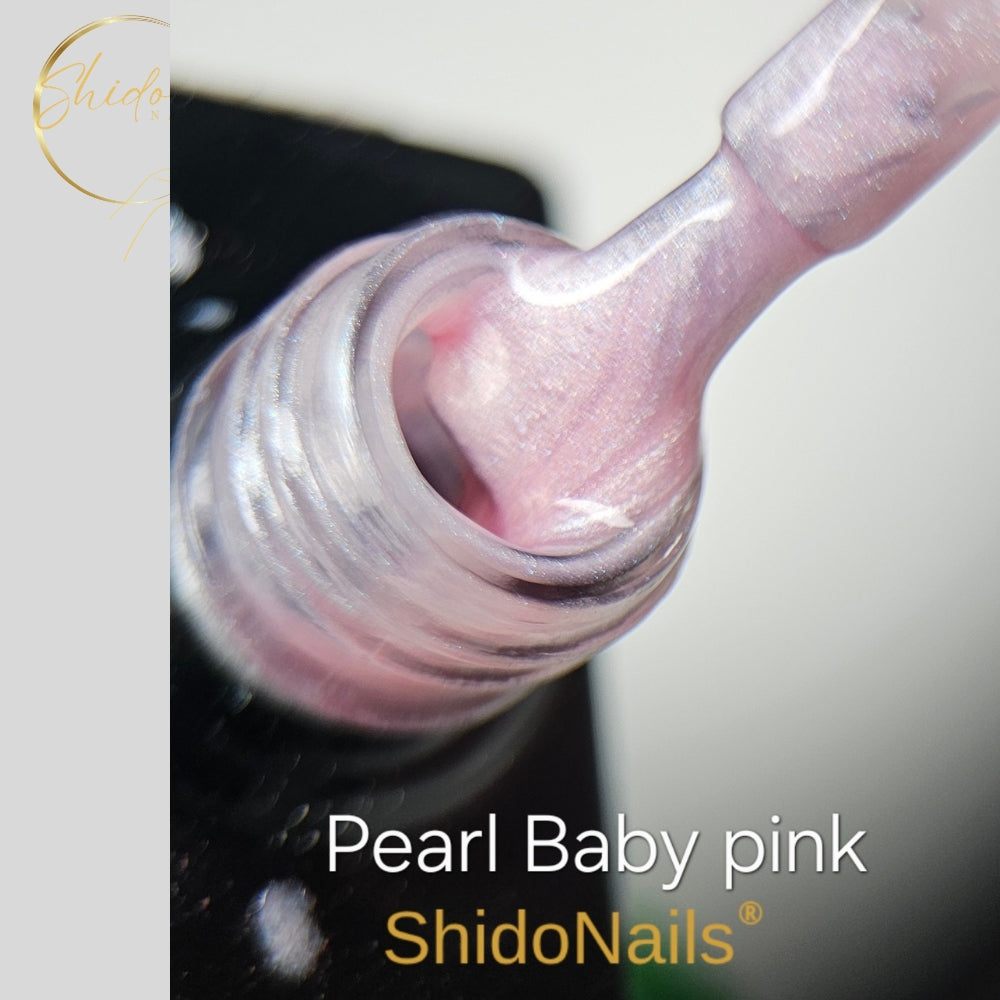 Detailfoto van de zachtroze ShidoNails Pearl Baby Pink gellak; laat de fijne parelmoer deeltjes zien die prachtig mengen tijdens het gebruik van een needle.