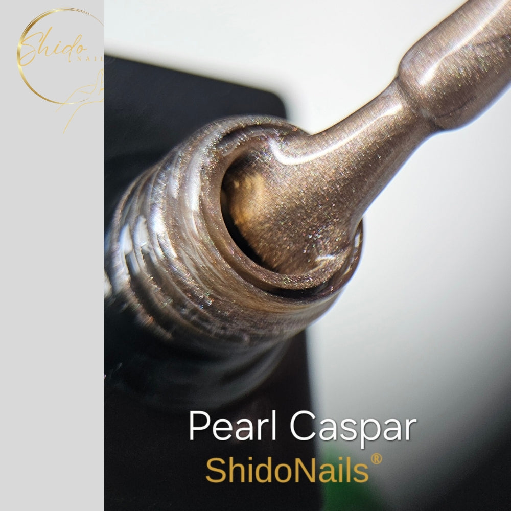 Detailweergave van de vloeibare diepbrons parelmoer textuur van ShidoNails Pearl Caspar gellak; ideaal voor artistieke needle art en marble effecten.