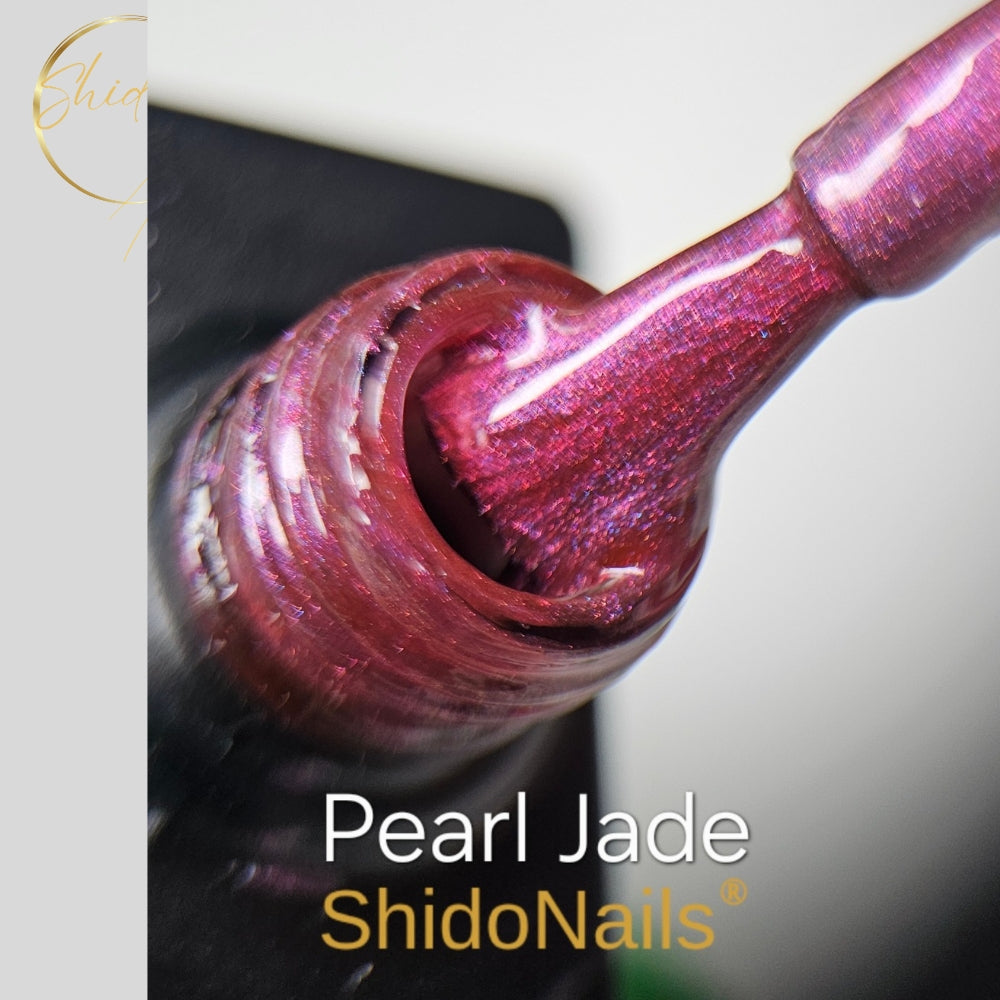 De unieke kleurreflectie van ShidoNails Pearl Jade gellak op het penseel; perfecte dekking en textuur voor artistieke nail art technieken.
