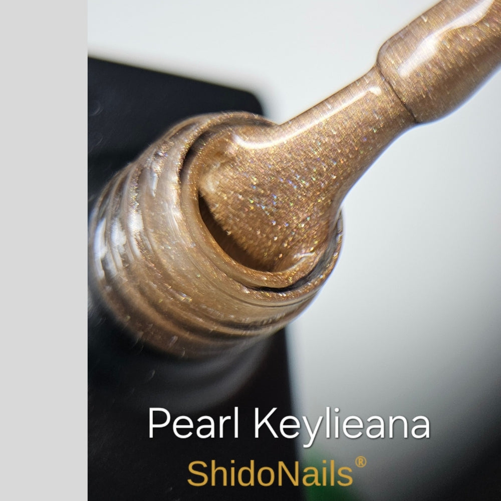 Detailfoto van de vloeibare textuur van ShidoNails Pearl Keylieana gellak; een luxe gouden parelmoer finish die perfect te bewerken is met een needle voor marble designs.