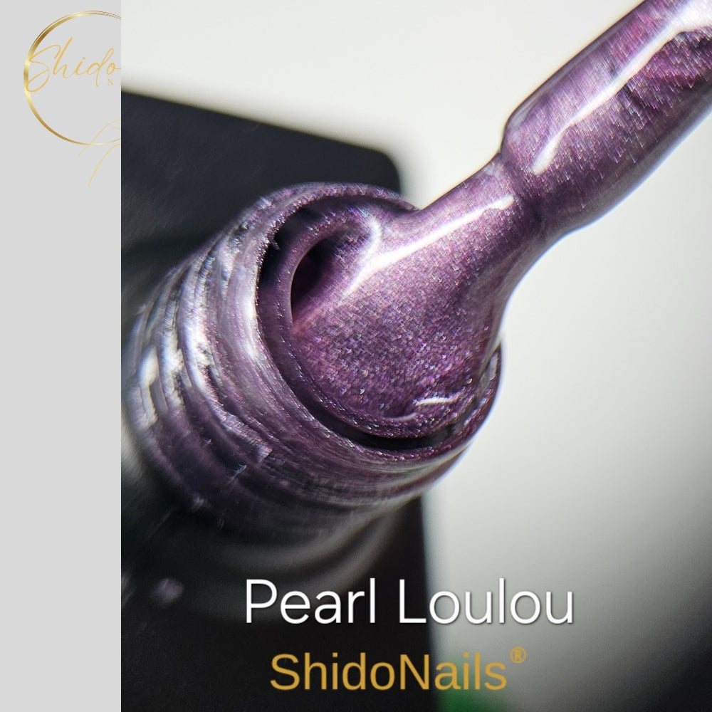 Close-up van de diepe metallic finish van ShidoNails Pearl Loulou gellak; de ideale viscositeit om prachtige patronen in de lak te trekken voor het uitharden.