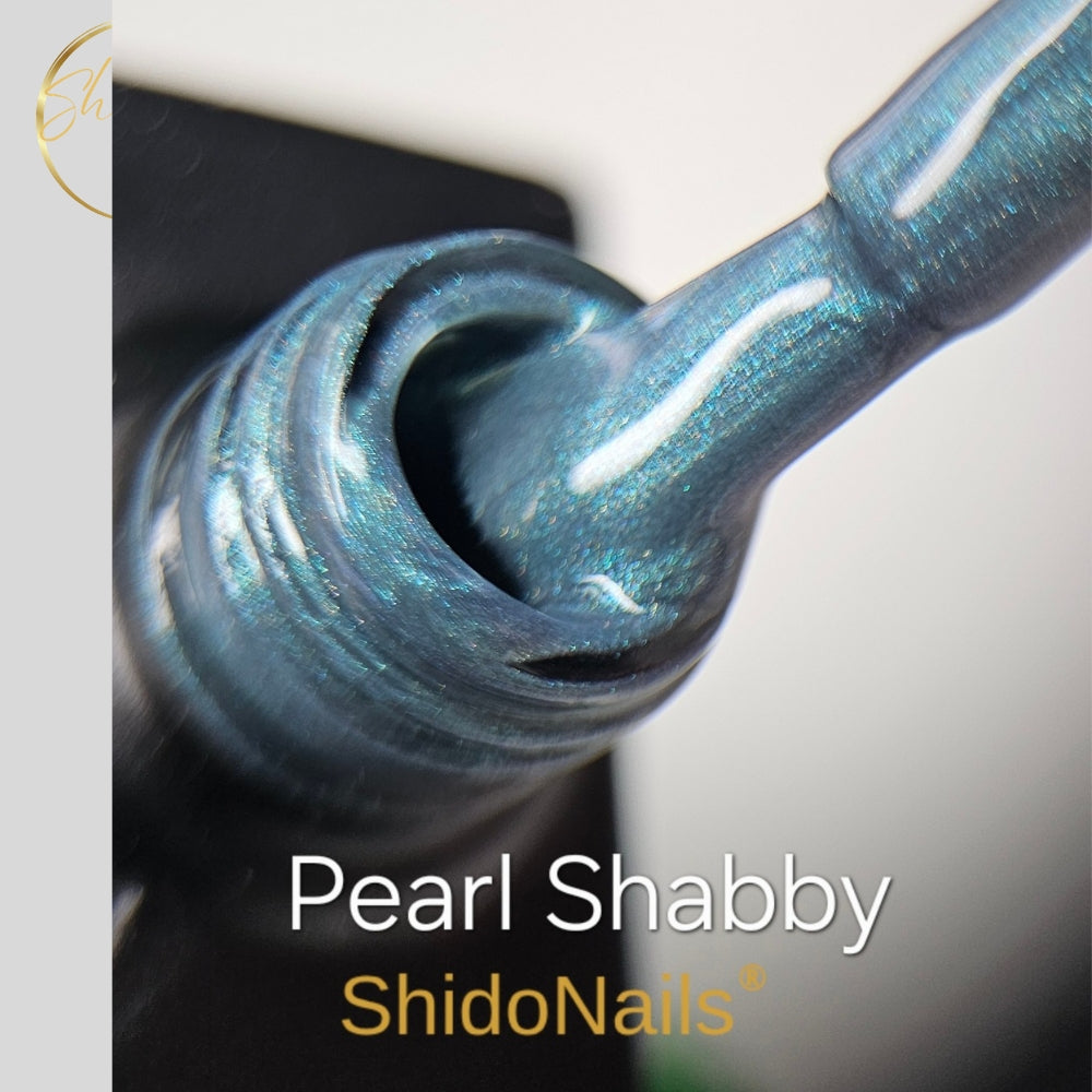 Detailopname van de unieke petrolkleurige ShidoNails Pearl Shabby gellak; toont de veelzijdige glans en de geschiktheid voor professionele marble art.