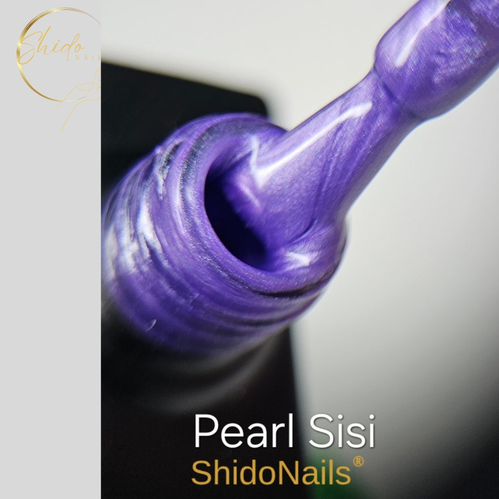 De rijke paarse kleur van ShidoNails Pearl Sisi gellak van dichtbij; laat zien hoe de pearl-pigmenten zich lenen voor creatieve needle art patronen.