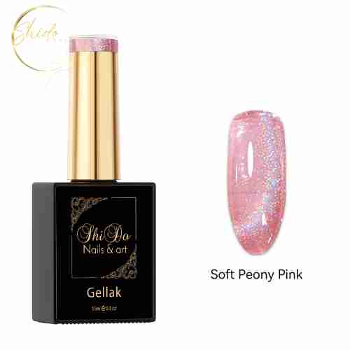 Een flesje Shidonails gellak Soft Peony Pink, een glasy pink cateye-nagellak, naast een kunstnagel waarop het hologram effect te zien is