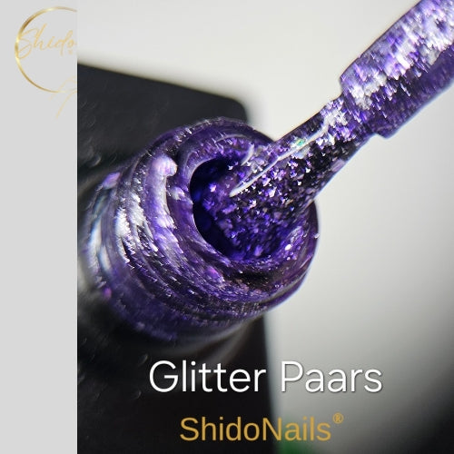 ShidoNails Glitter Paars gellak close-up die de rijke, koninklijk paarse glitterdeeltjes en de gelformule toont op het kwastje en in de opening van het flesje.