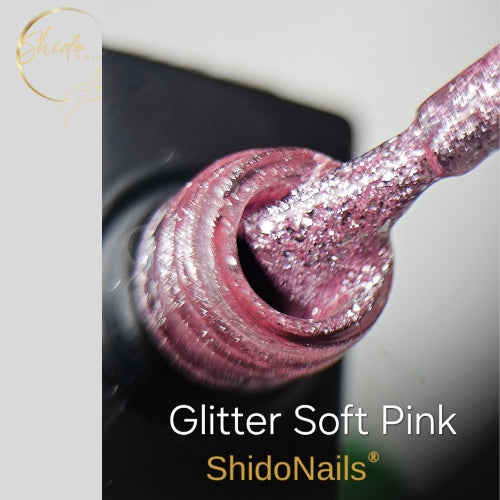 ShidoNails Glitter Soft Pink glitter gellak close-up die de subtiele, zachtroze glitterstructuur en de gelformule toont op het kwastje en in de opening van het flesje.