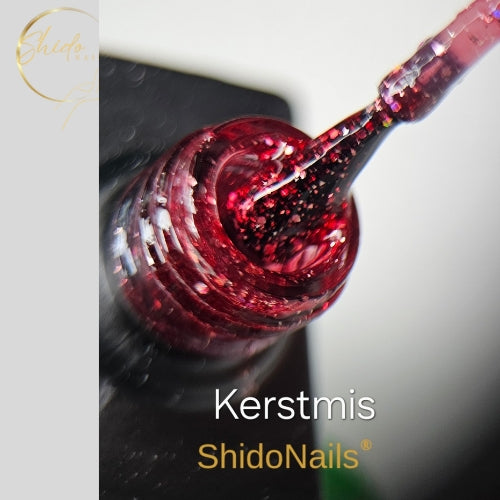 ShidoNails Kerstmis glitter gellak close-up die de feestelijke, dieprode glitterstructuur toont op het kwastje en in de opening van het flesje.