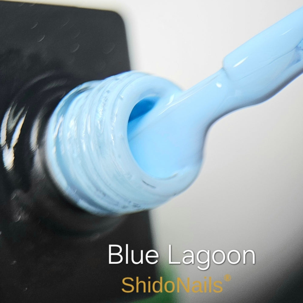 Detail van de Blue Lagoon gellak op de ShidoNails® kwast; toont de heldere blauwe kleur. Deze lak is vegan en vrij van schadelijke stoffen.