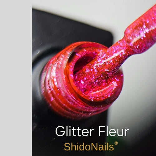 ShidoNails Glitter Fleur glitter gellak close-up die de heldere, koraalroze glitterstructuur toont op het kwastje en in de opening van het flesje.