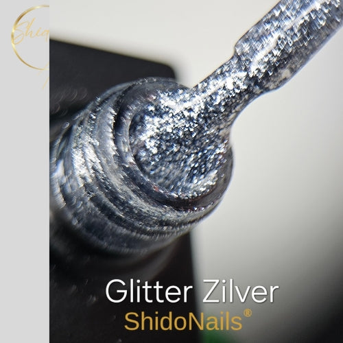 ShidoNails Glitter Zilver gellak close-up die de intense en dekkende zilveren glitterstructuur toont op het kwastje en in de opening van het flesje.