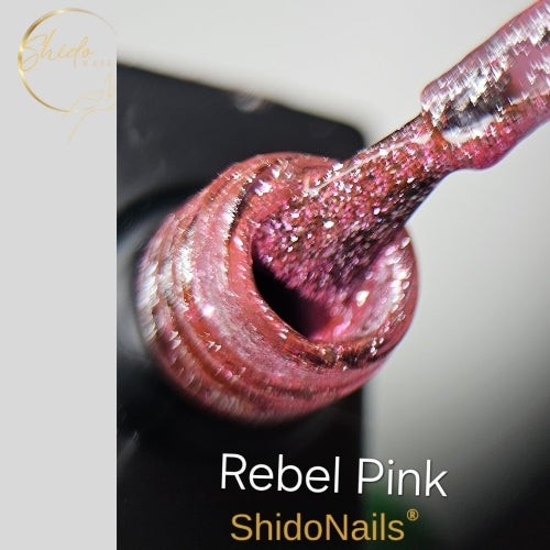 ShidoNails Rebel Pink glitter gellak close-up die de grove, opvallende roze glitterstructuur toont op het kwastje en in de opening van het flesje.