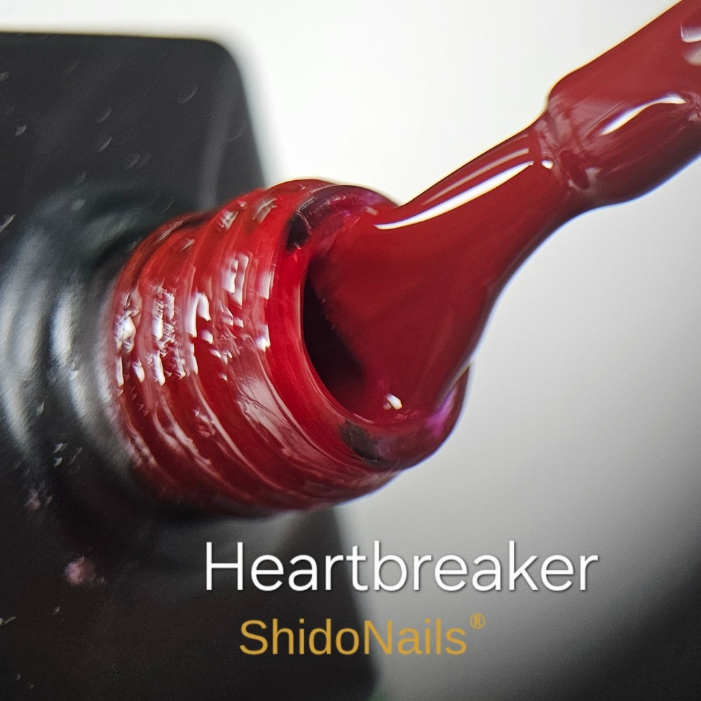 Dieprode Heartbreaker gellak textuur op de kwast. Perfecte dekking en 100% vegan, vrij van TPO en HEMA voor een gezonde manicure.
