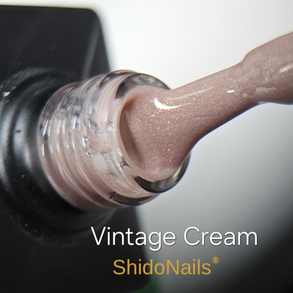 Romige crèmekleurige Vintage Cream gellak met shimmer op de kwast van ShidoNails®. Een duurzame en veilige keuze, volledig TPO-vrij geproduceerd.