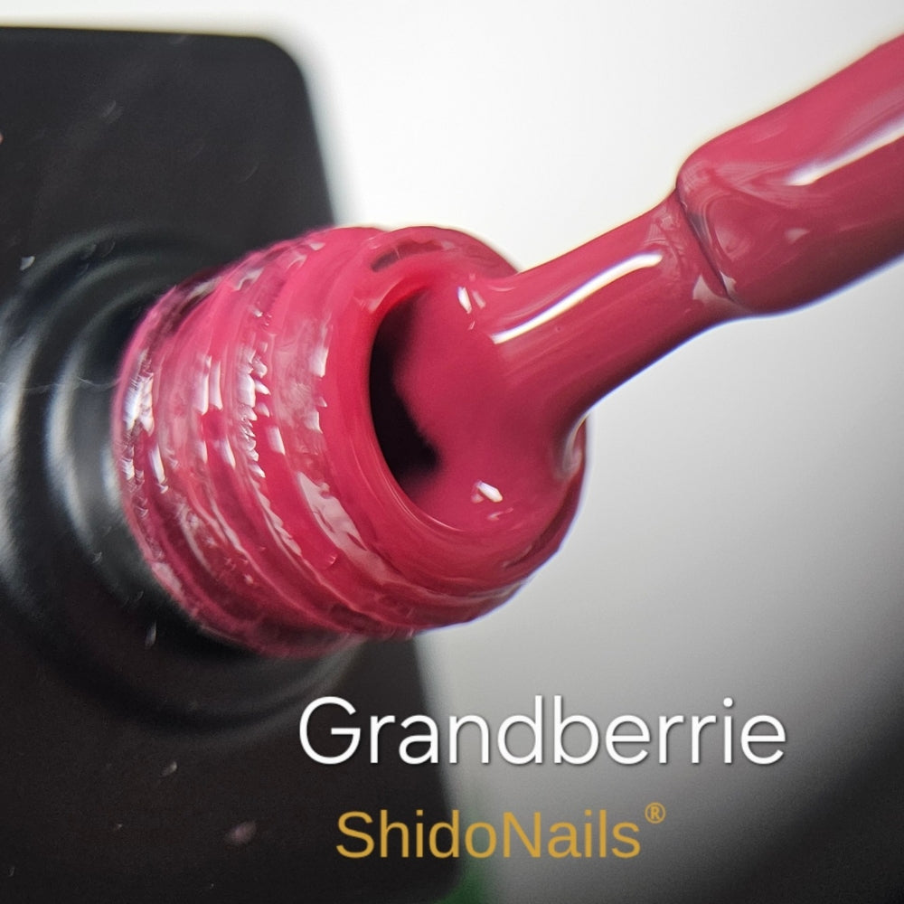 Rijke bessenrode crandberrie gellak detail op de kwast. Een hooggepigmenteerde, HEMA-vrije lak voor professioneel resultaat op gellakwinkel.nl.