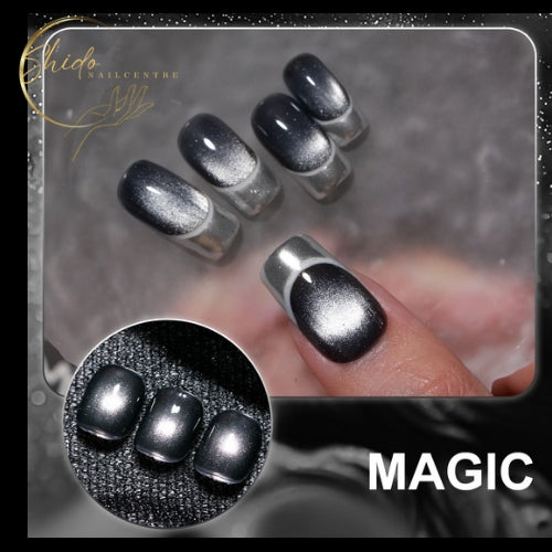 Detailopname van een zilveren cateye gellak op nageltip met een sterk magnetisch cat-eye effect, waarbij het licht zich als een heldere lijn verplaatst over de nagel en zorgt voor een koele, metallic zilverglans met duidelijke diepte en reflectie.