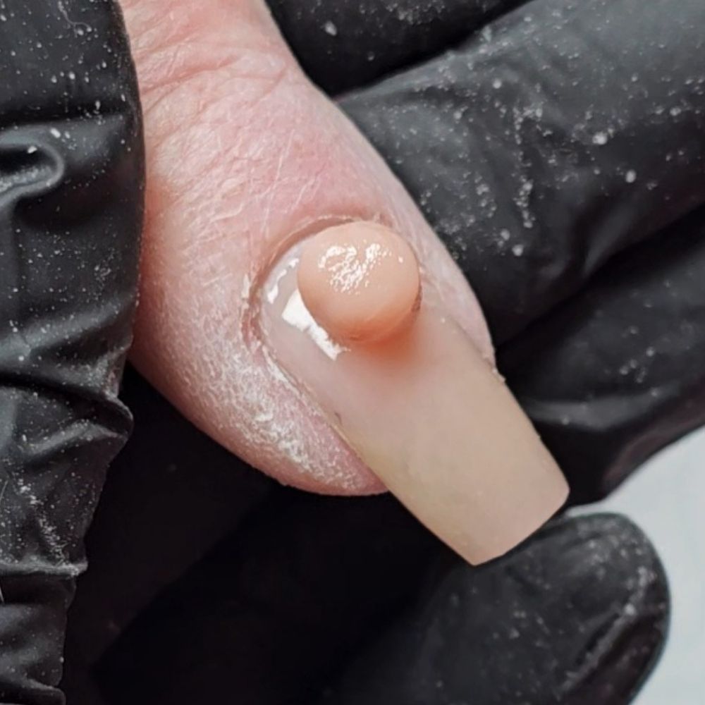 Acryl gel op natuurlijke nagel, zodat je de kleur en structuur ziet. 