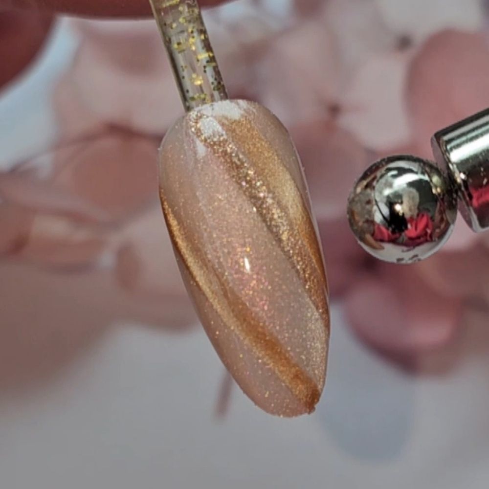 Nude en gouden cateye nagel met rond magneet voor innerglow effect