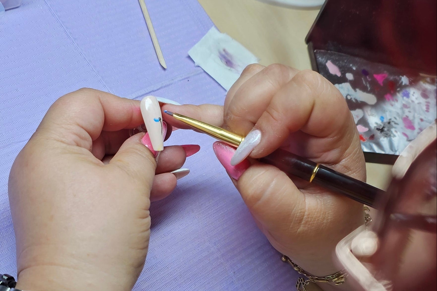Druk bezig met nailart oefenen van de workshop les. Een begin can een bloem