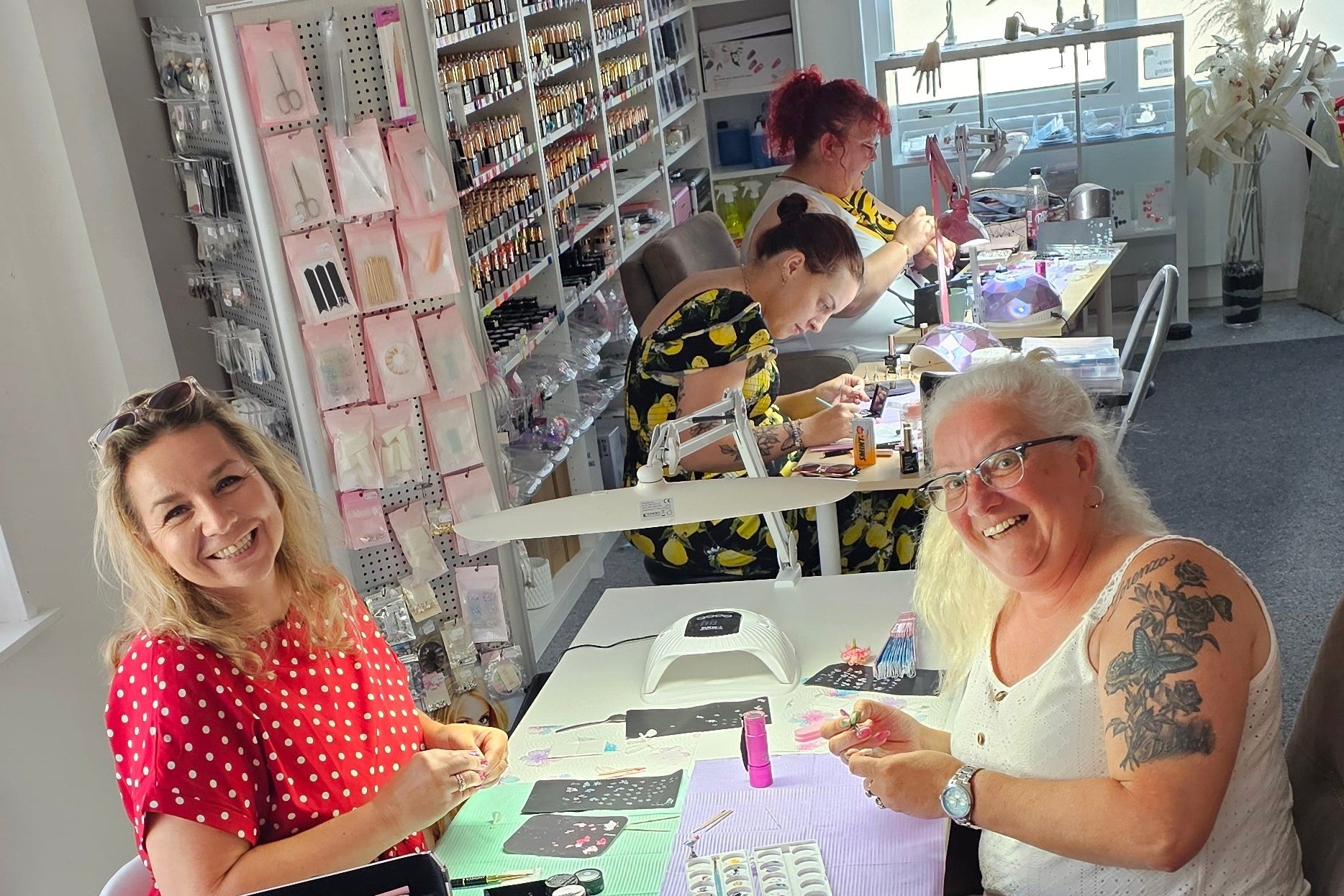 4 ijverige cursisten druk met nailart oefenen tijdens de workshop