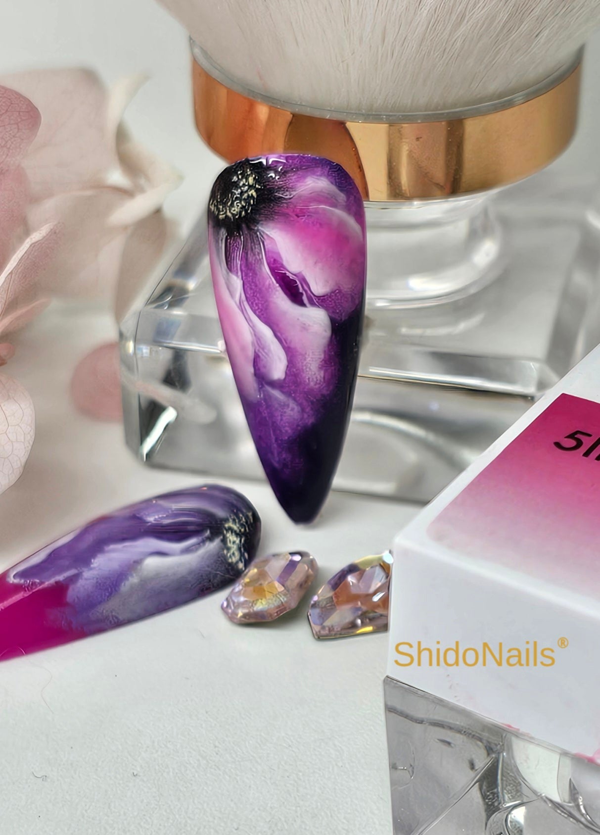 Paarse bloem nailart gemaakt met ShidoNails Pat Pat 5-in-1 gel.