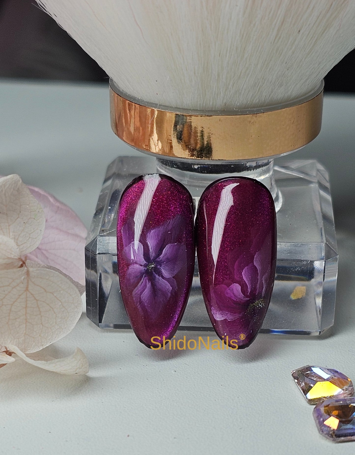 Paarse bloemen nailart met cateye effect gemaakt met ShidoNails Pat Pat 5-in1 gel