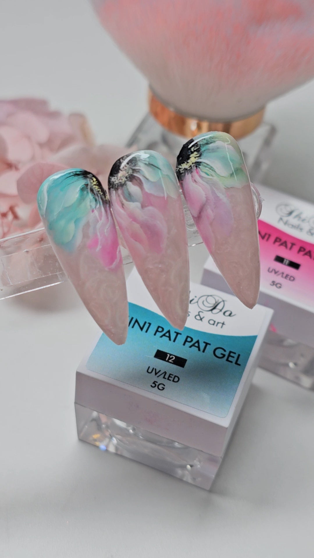 Zachte bloemen nailart gemaakt met ShidoNails Pat Pat 5-in-1 gel