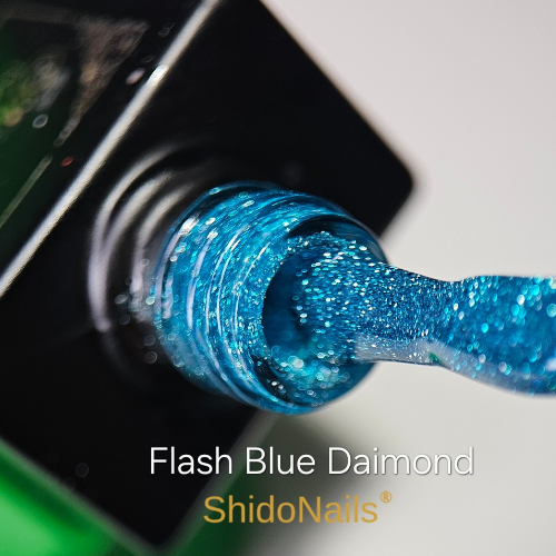 Close-up van de ShidoNails gellak flesopening en het penseel in de kleur flash blue daimond, een neon blauw reflecterende tint.