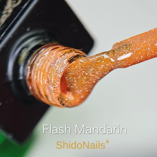 Close-up van de ShidoNails gellak flesopening en het penseel in de kleur flash mandarin, een neon oranje reflecterende tint.